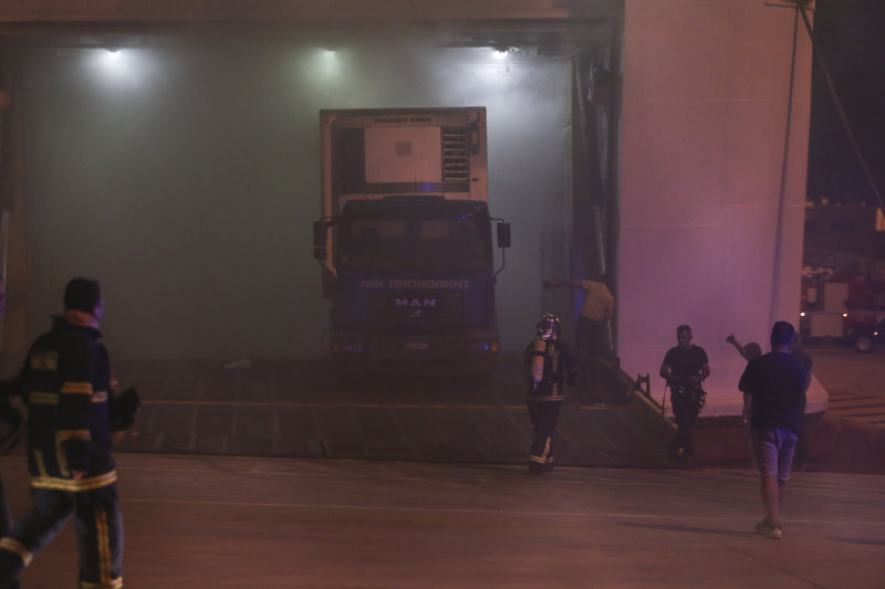 Χθες, οι πυροσβέστες, έβγαλαν και μερικά φορτηγά για να διευκολυνθεί η προσπάθεια των πυροσβεστών στο εσωτερικό του πλοίου