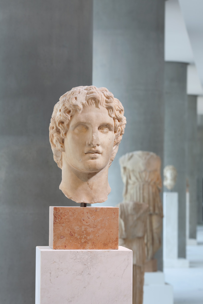Κεφάλι Μεγάλου Αλεξάνδρου που βρέθηκε το 1886 κοντά στο Ερέχθειο. Έργο του Λεωχάρη ή Λυσίππου, γύρω στο 336 π.Χ. Φωτογραφία: Μουσείο Ακρόπολης.