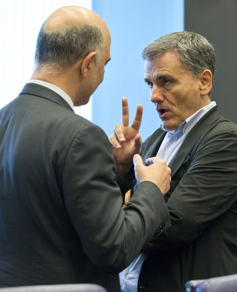 Τσακαλώτος - Μοσκοβισί συζητούν πριν την έναρξη του Eurogroup -Φωτογραφία: AP