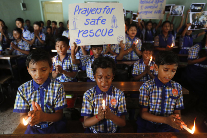 Μαθητές προσεύχονταν στην Ινδία για τη διάσωση των παιδιών (Φωτογραφία: ΑΡ) 