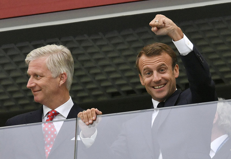 Με υψωμένη γροθιά ο Μακρόν πανηγυρίζει την πρόκριση της Γαλλίας στον τελικό του Μουντιάλ -Φωτογραφία: AP Photo/Petr David Josek