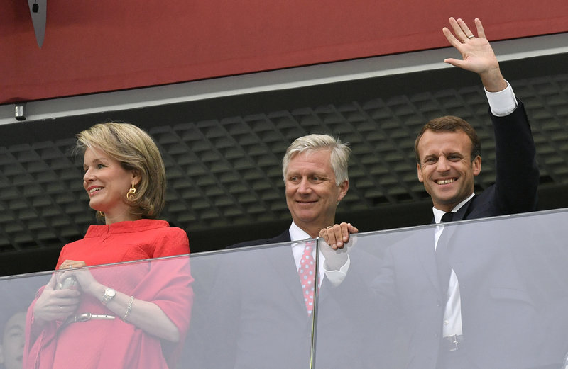 Χαμογελαστός ο Μακρόν, μάλλον αμήχανο το βασιλικό ζεύγος του Βελγίου-Φωτογραφία: AP Photo/Petr David Josek