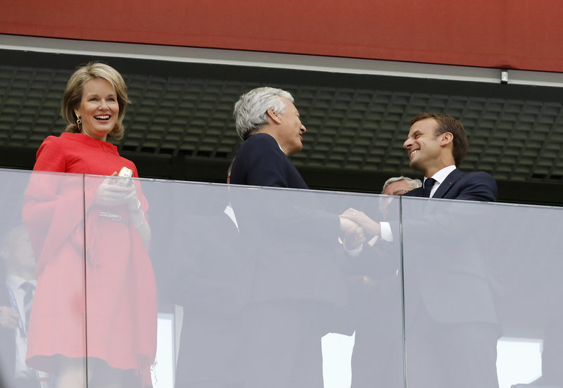 Χαμόγελα από την βασίλισα Ματθίλδη, τον βασιλιά Φίλιππο του Βελγίου και τον γάλλο πρόεδρο Εμανουέλ Μακρόν -Φωτογραφία: AP Photo/Petr David Josek