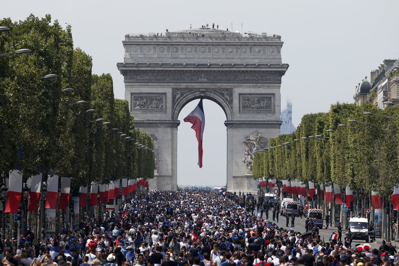 Η Αψίδα του Θριάμβου στο Παρίσι συγκέντρωσε πολύ κόσμο