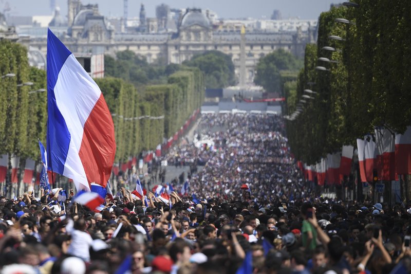 Χιλιάδες κόσμου στους κεντρικούς δρόμους στο Παρίσι