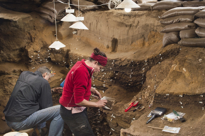 Η διεθνής ομάδα των ερευνητών πραγματοποιεί ανασκαφές από το 1991 στο σπήλαιο Μπλόμπος. Φωτογραφία: ΑΡ. 