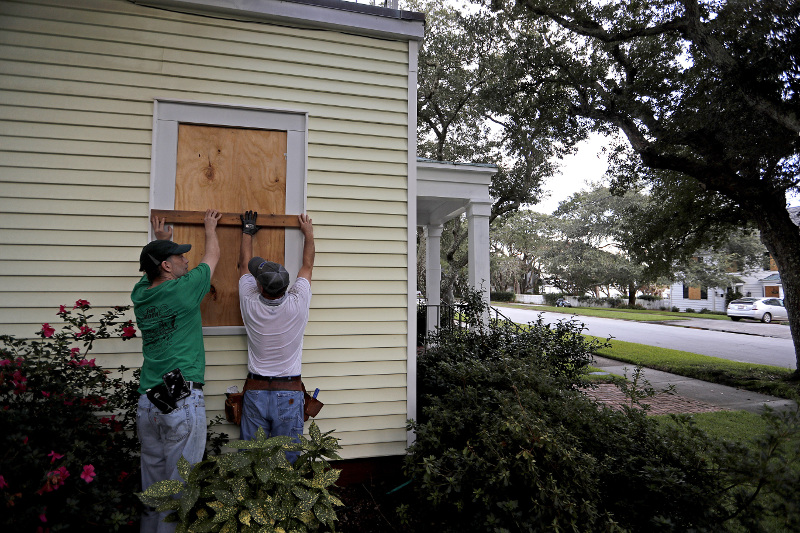 Οχυρώνουν όπως μπορούν τα σπίτια τους
