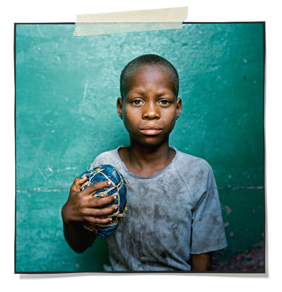 Το ποδόσφαιρο πίσω από τους προβολείς: Κλωτσώντας το τόπι στις φτωχογειτονιές της Αφρικής [εικόνες] | iefimerida.gr 2