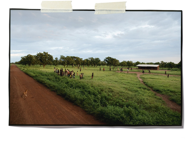 Το ποδόσφαιρο πίσω από τους προβολείς: Κλωτσώντας το τόπι στις φτωχογειτονιές της Αφρικής [εικόνες] | iefimerida.gr 0