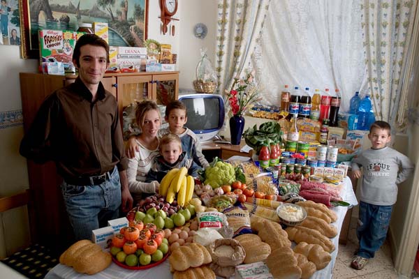 Πόσο κοστίζει το εβδομαδιαίο φαγητό μιας οικογένειας σε όλο τον κόσμο -Οι ασυνήθιστες διαφορές των βασικών αγαθών [εικόνες] | iefimerida.gr 3