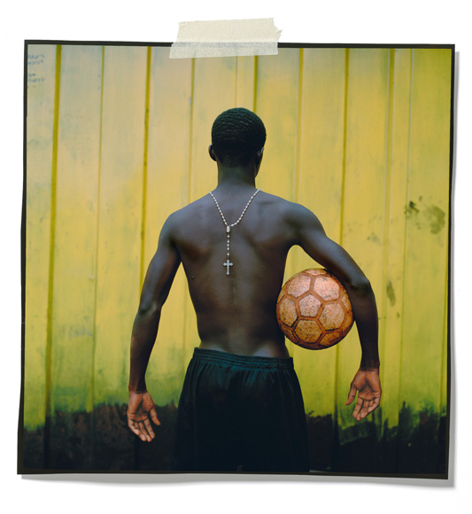 Το ποδόσφαιρο πίσω από τους προβολείς: Κλωτσώντας το τόπι στις φτωχογειτονιές της Αφρικής [εικόνες] | iefimerida.gr 6