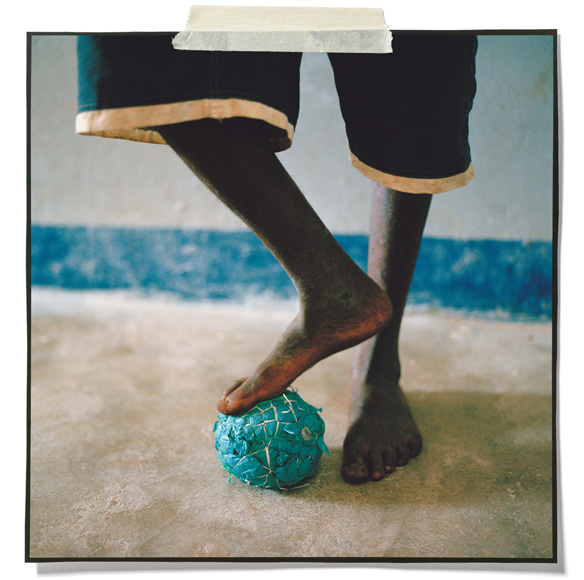 Το ποδόσφαιρο πίσω από τους προβολείς: Κλωτσώντας το τόπι στις φτωχογειτονιές της Αφρικής [εικόνες] | iefimerida.gr 3