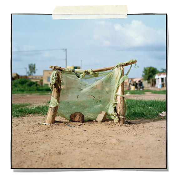 Το ποδόσφαιρο πίσω από τους προβολείς: Κλωτσώντας το τόπι στις φτωχογειτονιές της Αφρικής [εικόνες] | iefimerida.gr 1