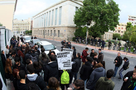 Ενταση ξανά στο ΕΚΠΑ -Υπό την προστασία αστυνομίας η συνεδρίαση της Συγκλήτου [εικόνες] | iefimerida.gr 2