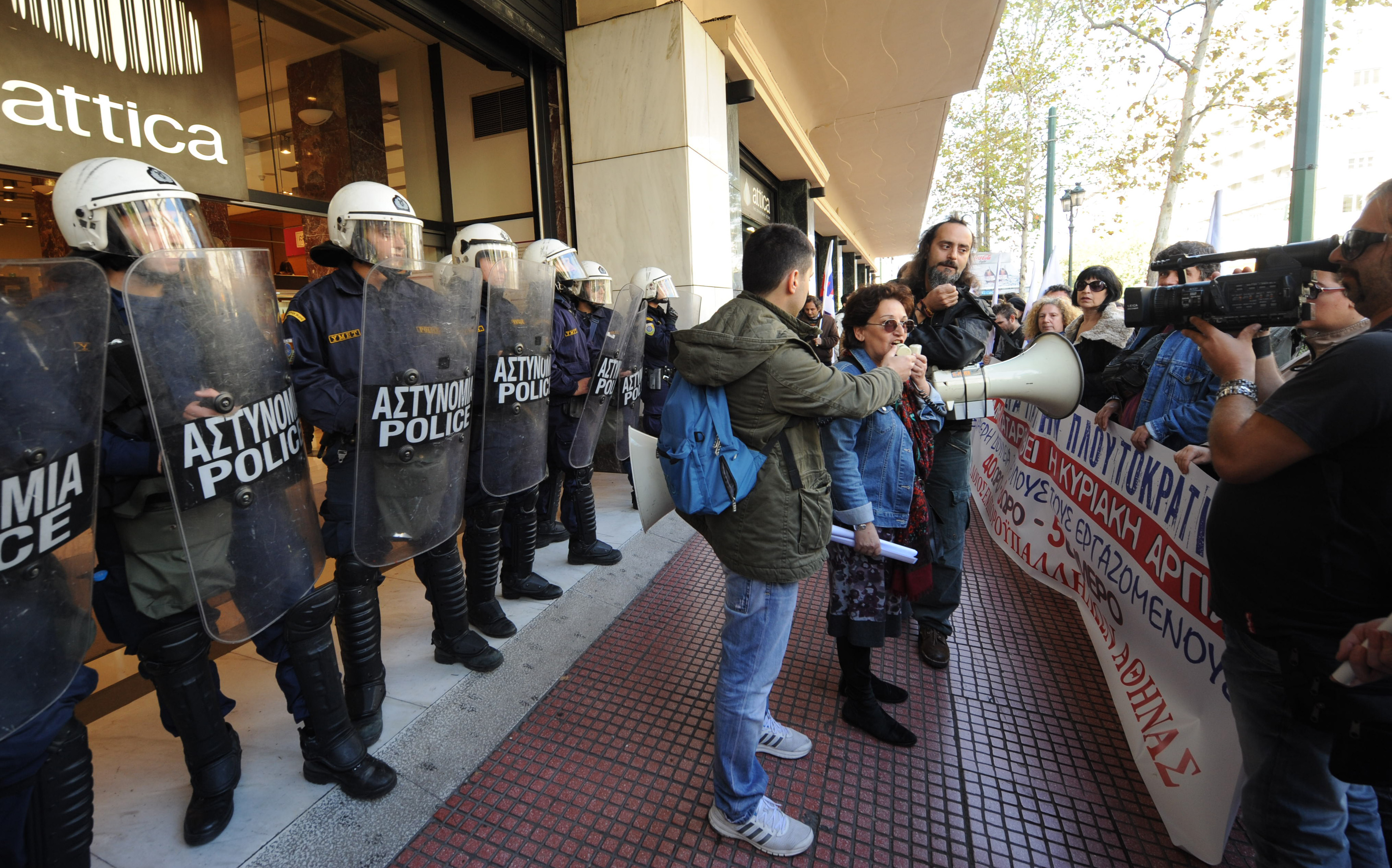 Ανοιχτά καταστήματα με ΜΑΤ και εντάσεις [εικόνες&βίντεο] | iefimerida.gr 1