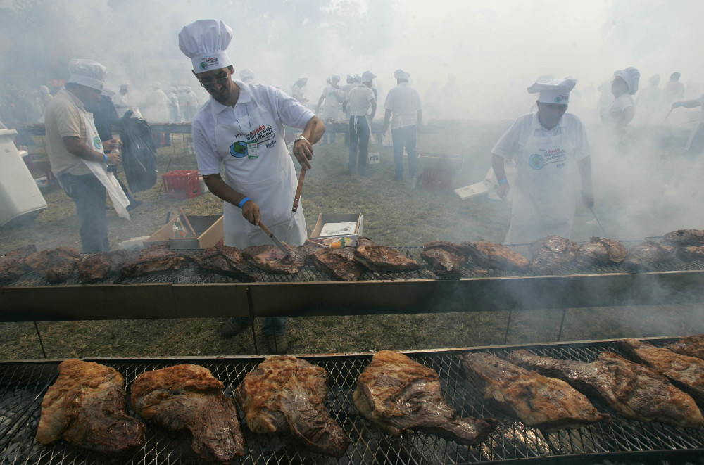 Bigger grills. Самый большой барбекю в парагвае. barbecue record. unique big grills.