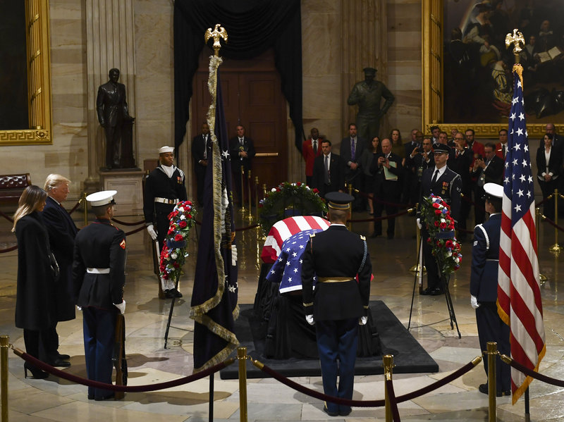 Ο Τραμπ και η Μελάνια μπροστά στο φέρετρο του Τζορτζ Μπους -Με στρατιωτικό  χαιρετισμό [εικόνες] | ΚΟΣΜΟΣ | iefimerida.gr