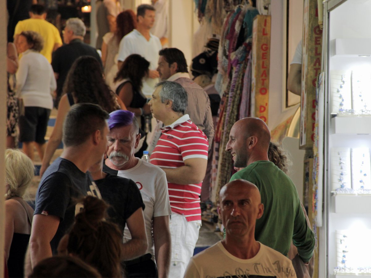 Business Insider: Ποια κρίση; Οι Ευρωπαίοι συρρέουν ακόμα στο ακριβό νησί της Σαντορίνης [εικόνες]  | iefimerida.gr 1