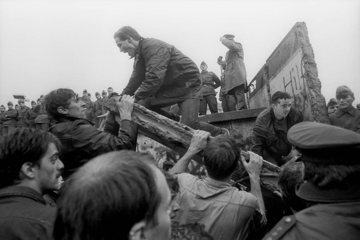 9 Νοεμβρίου 1989: Το Τείχος του Βερολίνου πέφτει, ενώνει την Ευρώπη και την αλλάζει για πάντα [εικόνες&βίντεο] | iefimerida.gr 2