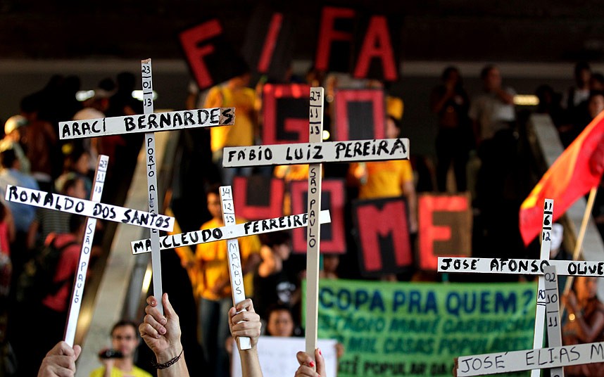 Σε αναβρασμό η Βραζιλία: Αιματηρές κινητοποιήσεις κατά της διεξαγωγής του Μουντιάλ [εικόνες] | iefimerida.gr 2