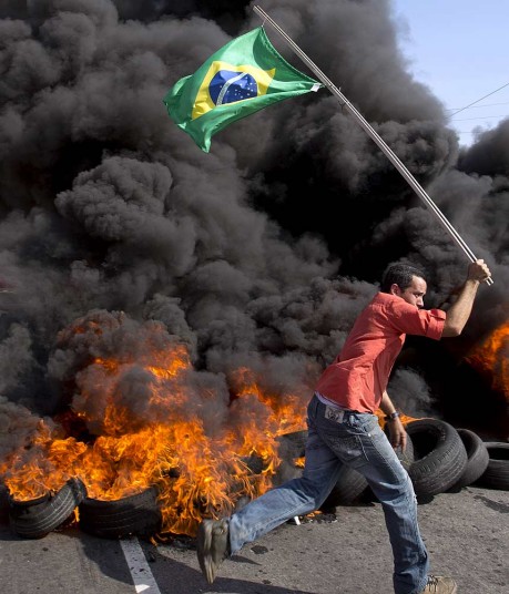 Σε αναβρασμό η Βραζιλία: Αιματηρές κινητοποιήσεις κατά της διεξαγωγής του Μουντιάλ [εικόνες] | iefimerida.gr 1