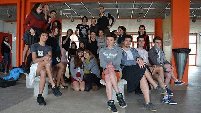 Î‘Î³ÏŒÏÎ¹Î± ÏƒÎµ Î»ÏÎºÎµÎ¹Î± Ï„Î·Ï‚ Î“Î±Î»Î»Î¯Î±Ï‚ Ï€Î®Î³Î±Î½ ÏƒÏ„Î¿ ÏƒÏ‡Î¿Î»ÎµÎ¯Î¿ Ï†Î¿ÏÏŽÎ½Ï„Î±Ï‚ Ï†Î¿ÏÏƒÏ„Î± -ÎœÎ¹Î± Ï€ÏÏ‰Ï„ÏŒÏ„Ï…Ï€Î· ÎºÎ±Î¼Ï€Î¬Î½Î¹Î± Ï€Î¿Ï… Î¾ÎµÏƒÎ®ÎºÏ‰ÏƒÎµ Î±Î½Ï„Î¹Î´ÏÎ¬ÏƒÎµÎ¹Ï‚ [ÎµÎ¹ÎºÏŒÎ½ÎµÏ‚] | iefimerida.gr 0