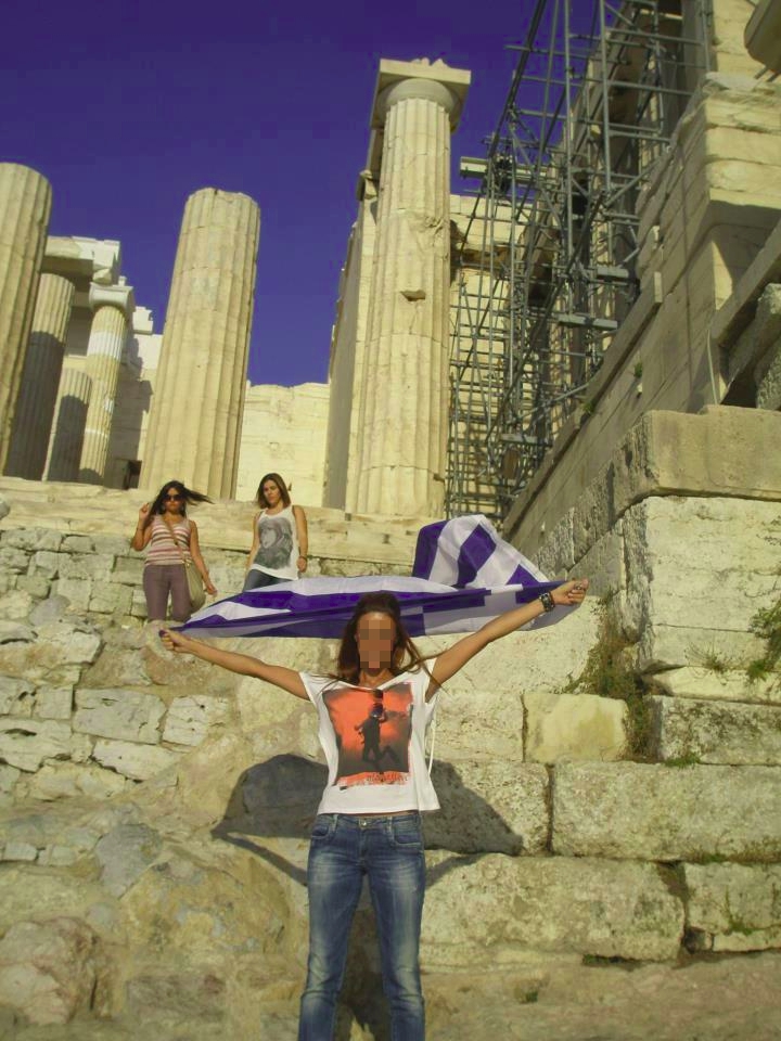 ΦÏλακες στην ΑκÏόπολη αντÎδÏασαν επειδή φωτογÏαφήθηκε με την ελληνική σημαία | iefimerida.gr 0