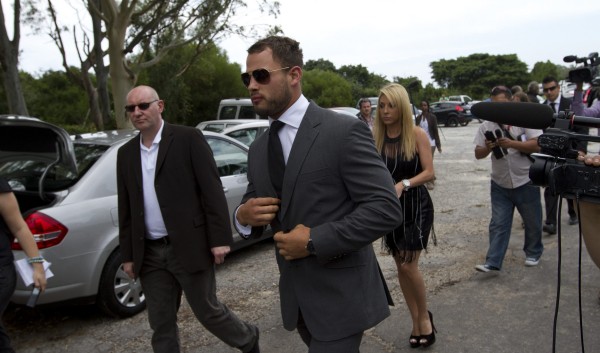 Θρήνος και οργή στην κηδεία της συντρόφου του Πιστόριους [εικόνες & βίντεο] | iefimerida.gr 2