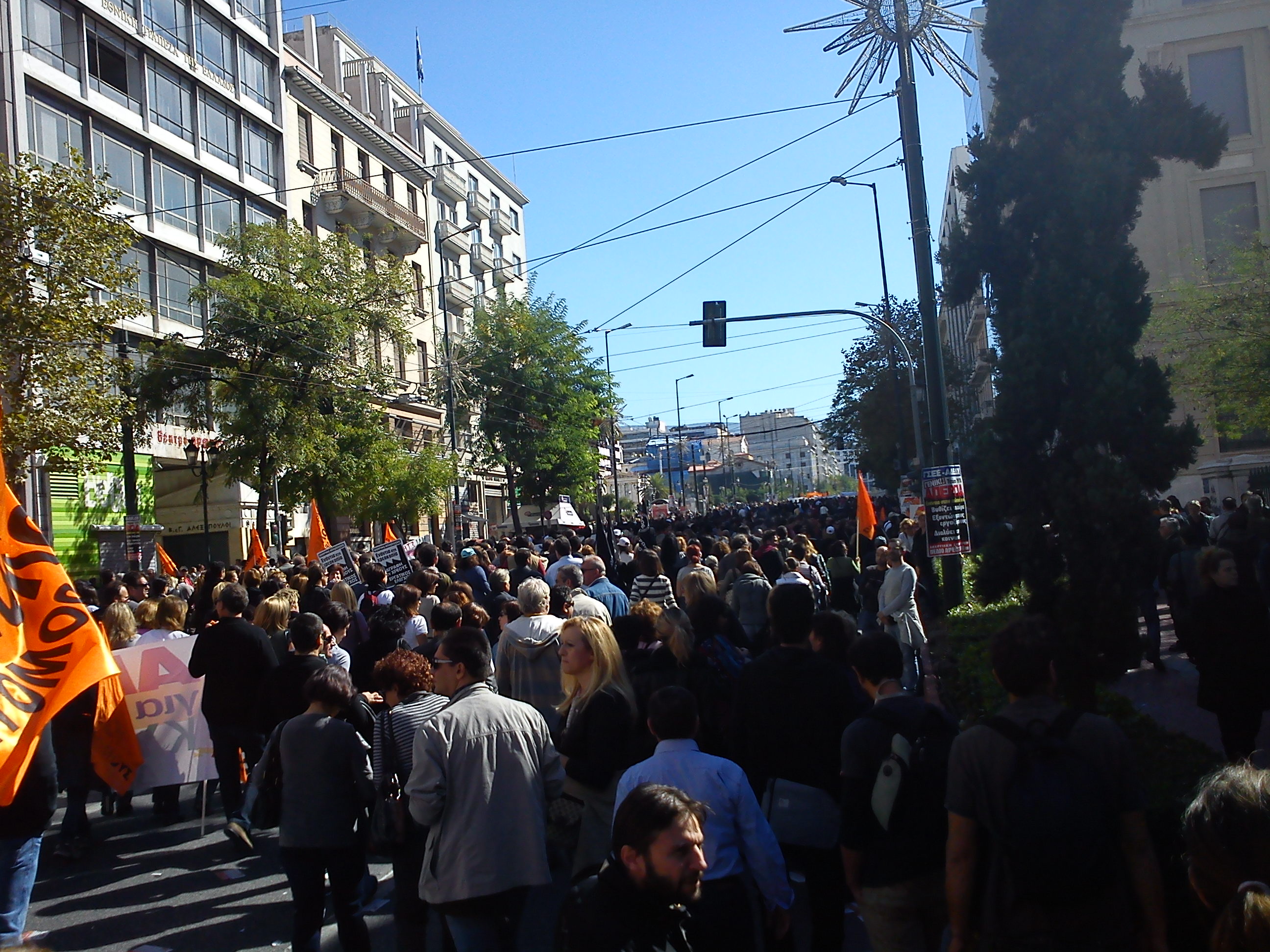 Χιλιάδες κόσμου έχουν κατακλύσει την Αθήνα [εικόνες] | iefimerida.gr 8