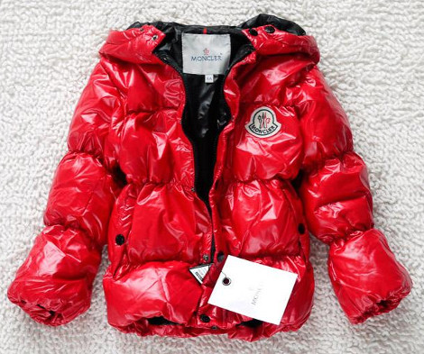 To Binteo Gia Ta Mpoyfan Moncler Poy Sokare 3epoypoyliazoyn