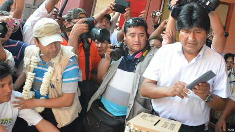 Επανεκλογή-περίπατος για τον Μοράλες στη Βολιβία: Ποιος είναι ο σοσιαλιστής Ινδιάνος που σαγηνεύει τον λαό [βίντεο & εικόνες] | iefimerida.gr 5