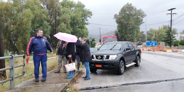 Μια από αυτές είναι και η περιοχή του Αγίου Βασιλείου στην είσοδο του Άργους από Ναύπλιο. Στην γέφυρα της Πυργέλας έχουν παρασυρθεί αυτοκίνητα.