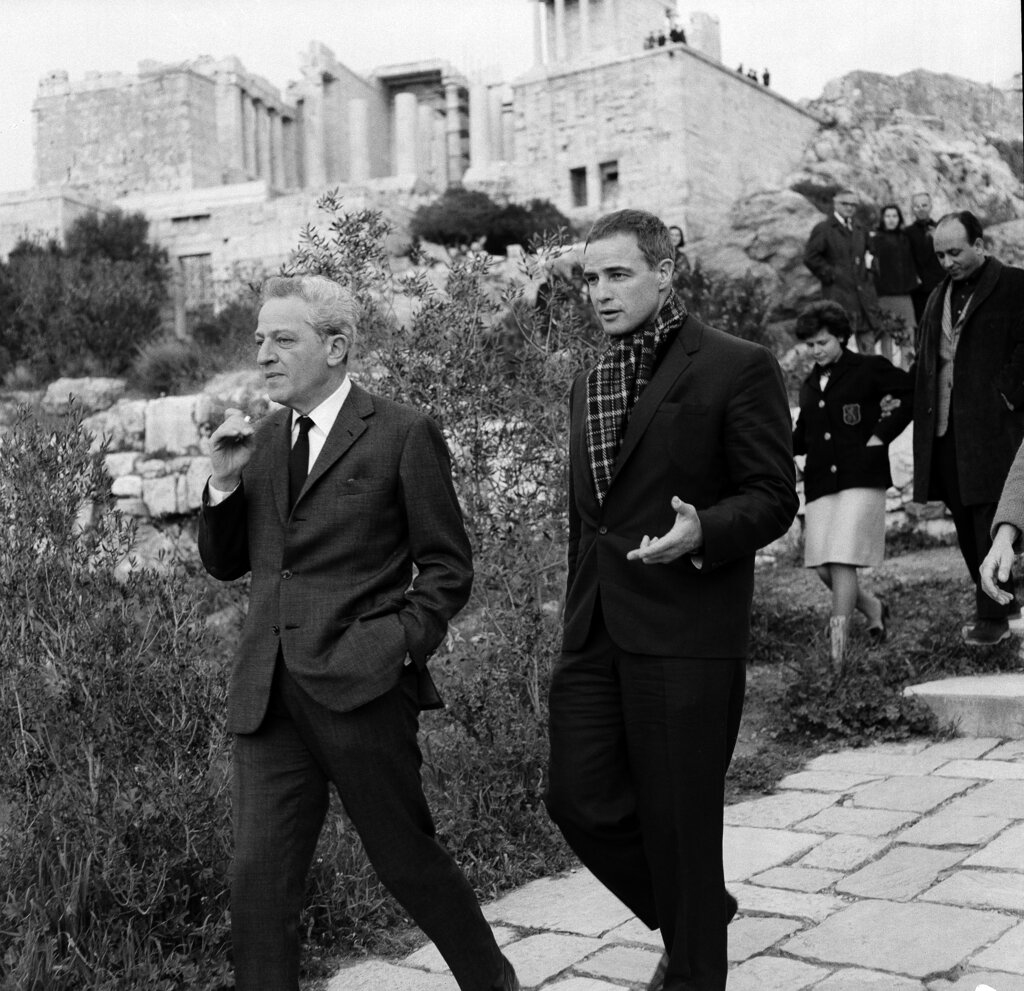 Ο Μάρλον Μπράντο και ο Ζιλ Ντασέν περπατούν στην Ακρόπολης στις 17 Μαρτίου 1965