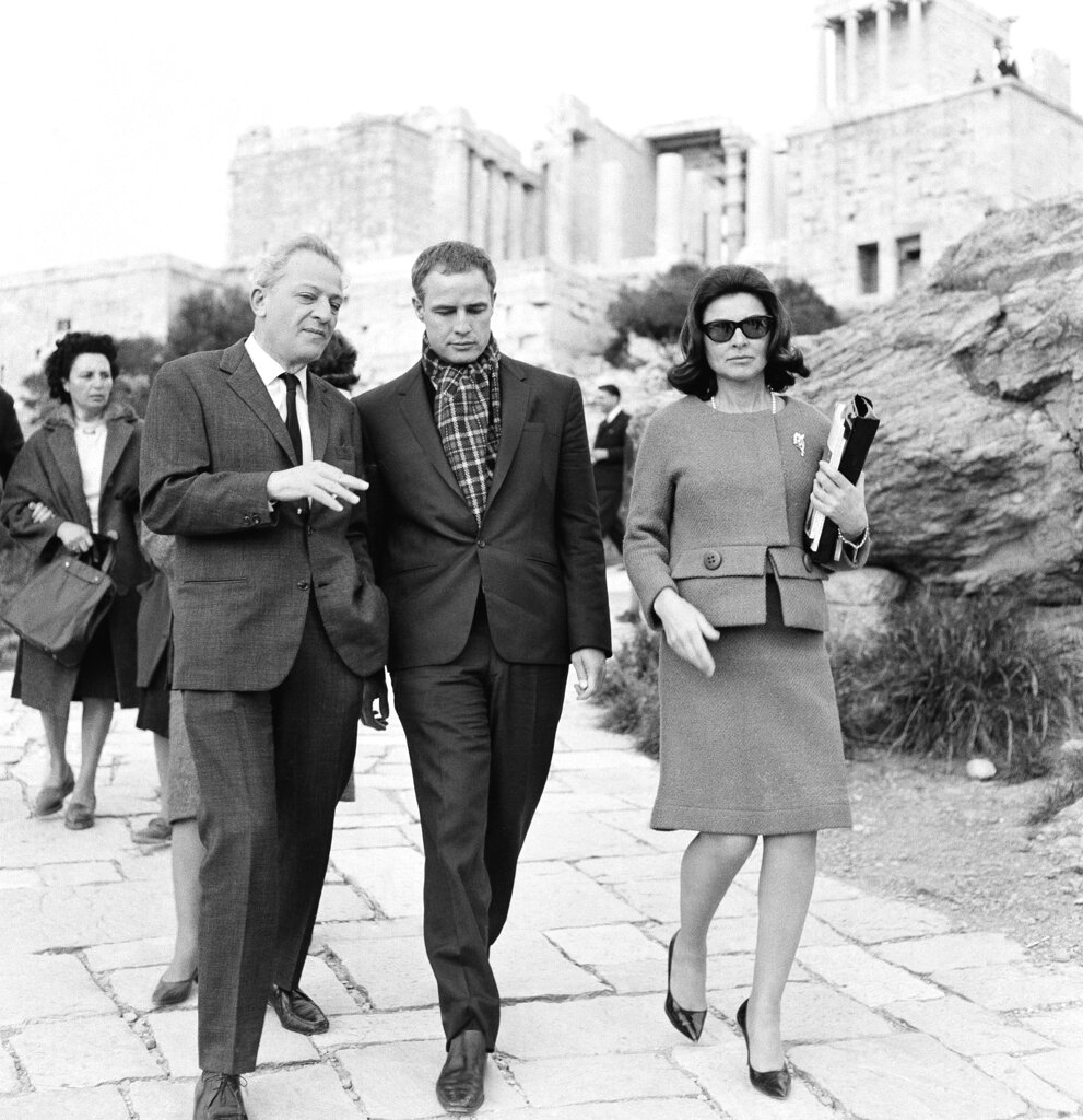 Ο Μάρλον Μπράντο με τον Ζιλ Ντασέν και τη γραμματέα του στην Ακρόπολη στις 16 Μαρτίου 1965