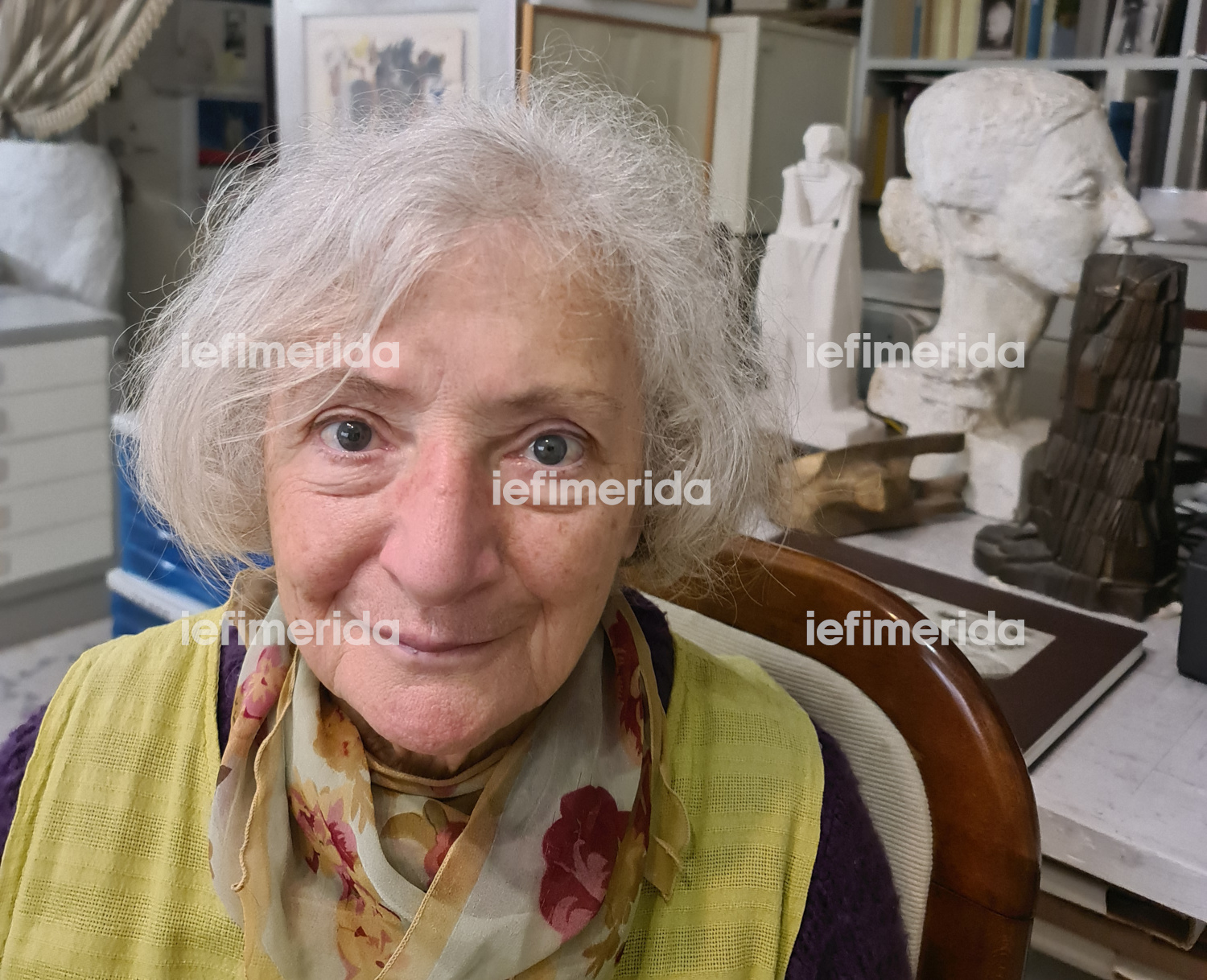 Η Ασπασία Παπαδοπεράκη μπροστά στη μορφή της Μαρίας Κάλλας 