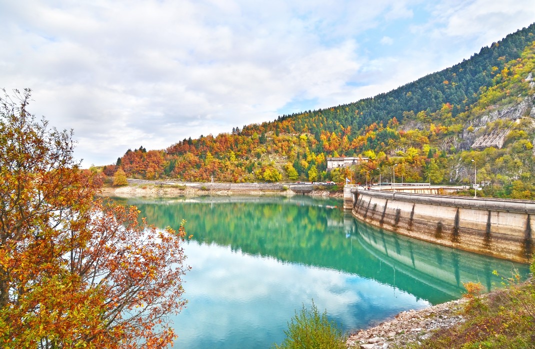 This image has an empty alt attribute; its file name is plastira-lake.jpg