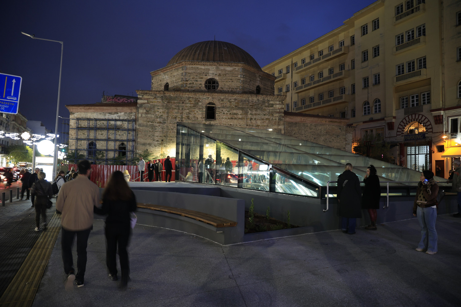 This image has an empty alt attribute; its file name is stathmos-venizelou-kosmos_0.jpg