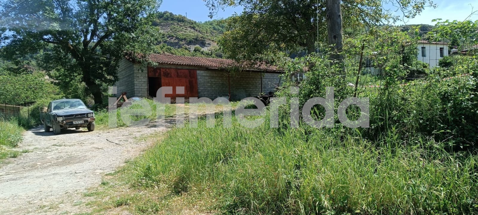 Το σπίτι στο οποίο διέμεναν ο ηλικιωμένος με τον γιο του που τον δολοφόνησε: