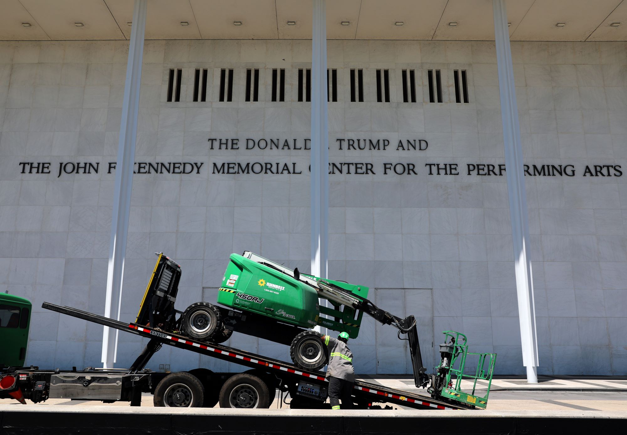 This image has an empty alt attribute; its file name is AP%20trump%20kennedy.jpg