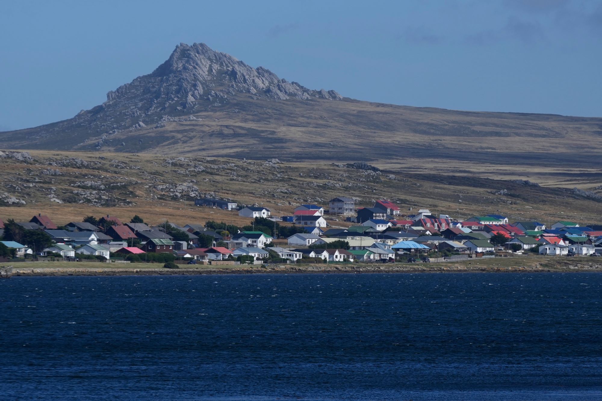 This image has an empty alt attribute; its file name is AP%20Folkland-nisia-vretania-argentini.jpg