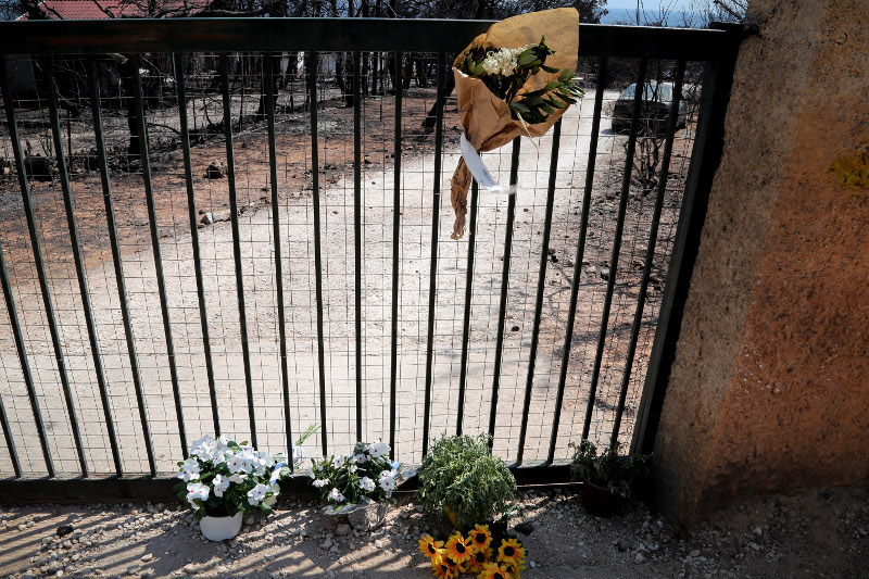 Οι δικοί τους άνθρωποι αφήνουν λουλούδια στην είσοδο του οικοπέδου- φωτογραφία eurokinissi