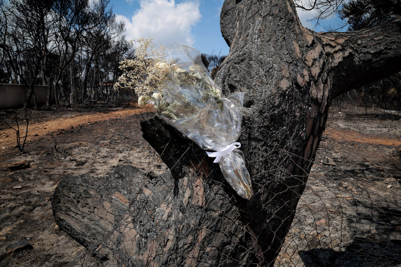 Ενα μπουκέτο λουλούδια στην μνήμη των ανθρώπων που χάθηκαν τόσο άδικα- φωτογραφία eurokinissi