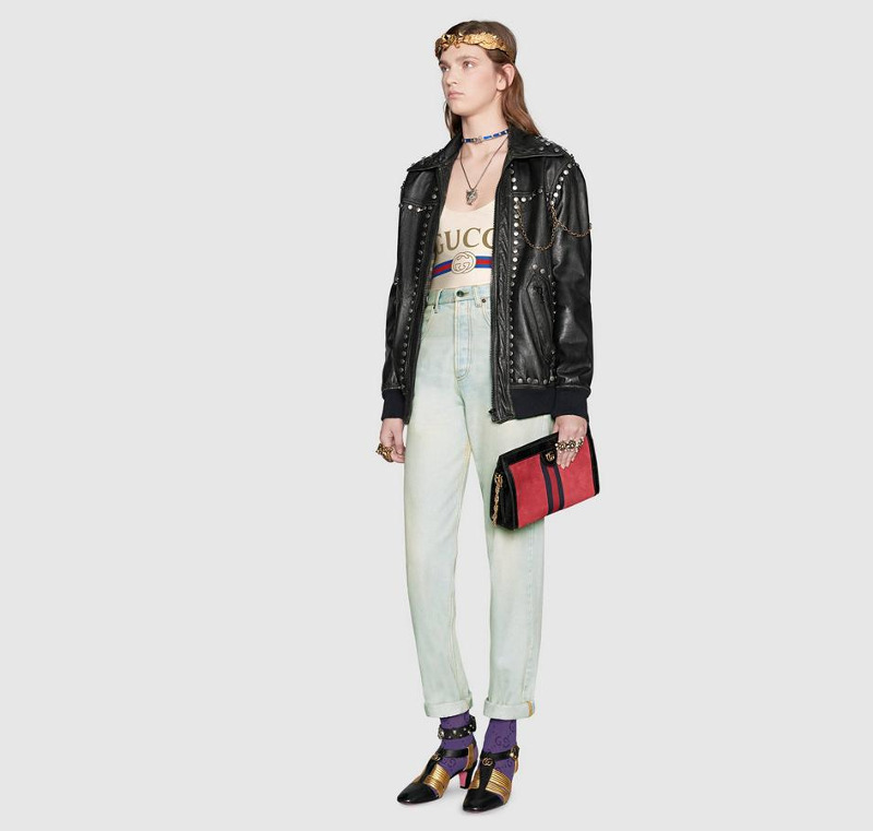 Η Gucci παρουσιάζει το νέο μαγιό με παντελόνι τζιν, πέδιλα και δερμάτινο μπουφάν και λέει ότι λόγω  της φύσης του υφάσματος είναι καλύτερο να μην φορεθεί σε πισίνα