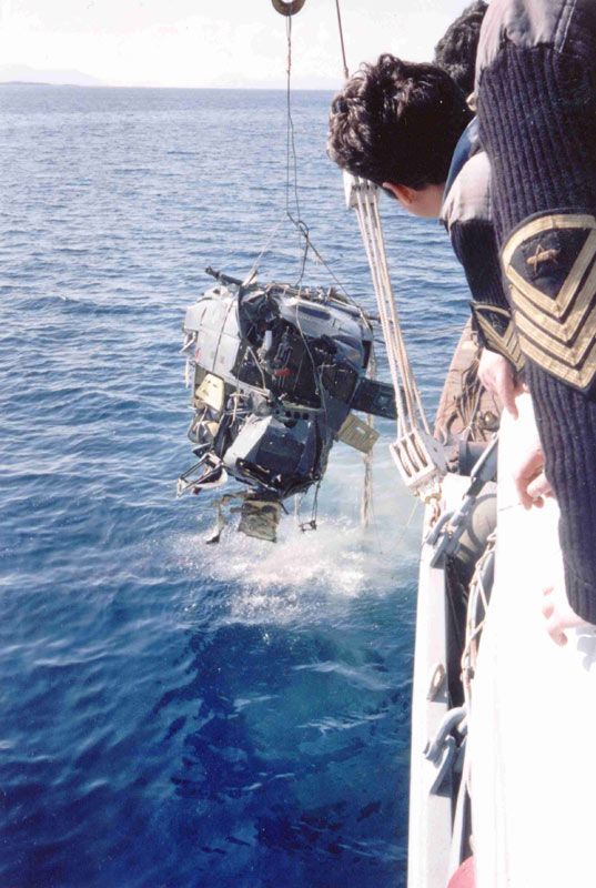 Η στιγμή που ανασύρθηκε το ελικόπτερο από τη θάλασσα