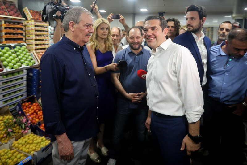 Ο Αλέξης Τσίπρας συνομιλεί με εργαζόμενους στην Κεντρική Λαχαναγορά του Ρέντη