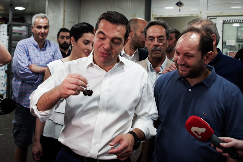 Ο Αλέξης Τσίπρας δοκιμάζει κεράσια στην Κεντρική Λαχαναγορά του Ρέντη