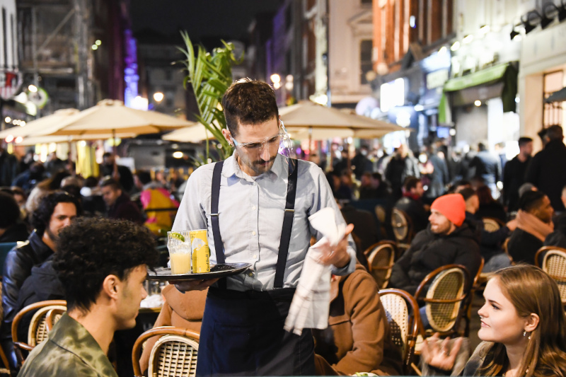 Βρετανία: Γεμάτες παμπ και εστιατόρια