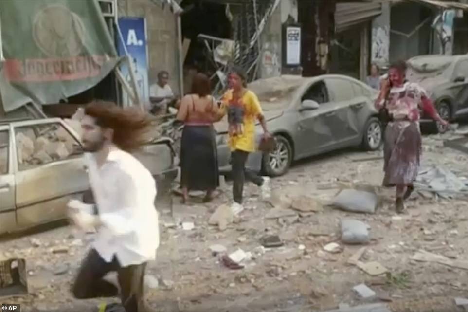 Πανικόβλητοι κάτοικοι της Βηρυτού σε δρόμο με χαλάσματα μετά την έκρηξη