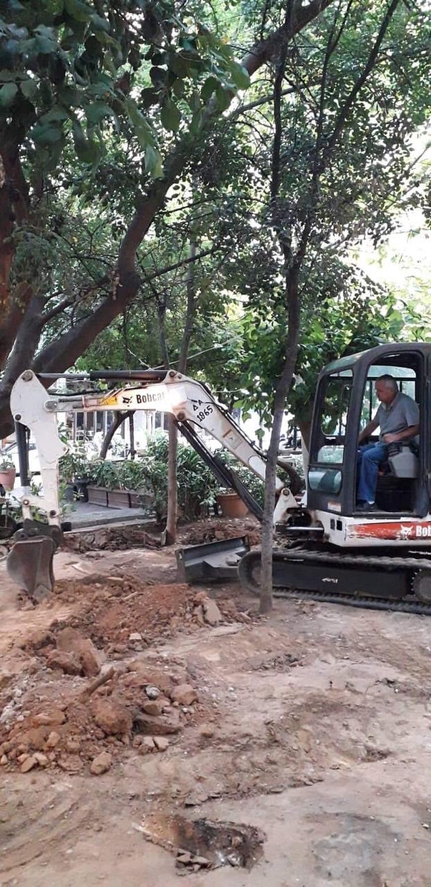 εργατης σκάβει 