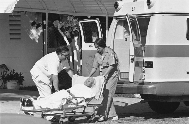  Μεταφορά ηλικιωμένης ασθενούς της γρίπης του Χονγκ σε νοσοκομείο του Μαϊάμι. 